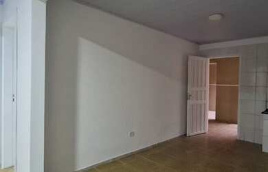 Imagem: A casa possui 2 Dormitórios, 1 Banheiro, 1 Vaga na garagem