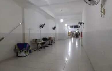 Imagem: O depósito possui 3 Vagas na garagem, 242m² de Área e está