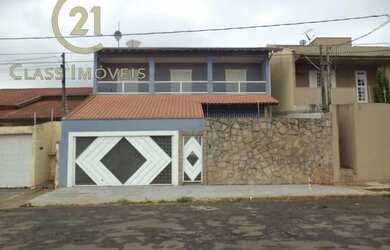 Imagem: A casa possui 5 Dormitórios, 5 Banheiros, 2 Vagas na garagem