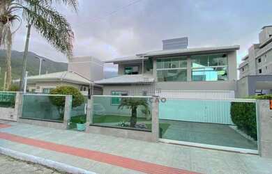 Imagem: A casa possui 4 Dormitórios, 4 Banheiros, 450m² de Área e