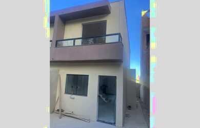 Imagem: A casa possui 2 Dormitórios, 1 Banheiro, 2 Vagas na garagem