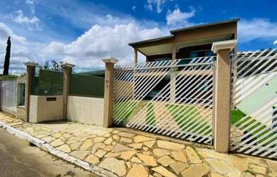 Imagem: A casa em condomínio possui 4 Dormitórios, 3 Banheiros, 4