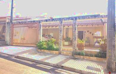 Imagem: A casa possui 3 Dormitórios, 3 Banheiros, 4 Vagas na garagem