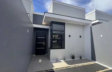 Imagem: A casa possui 3 Dormitórios, 2 Banheiros, 2 Vagas na garagem