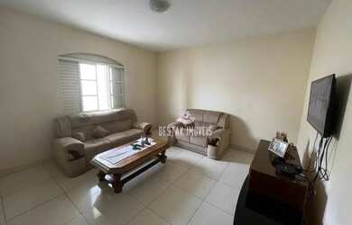 Imagem: A casa possui 3 Dormitórios, 3 Banheiros, 5 Vagas na garagem