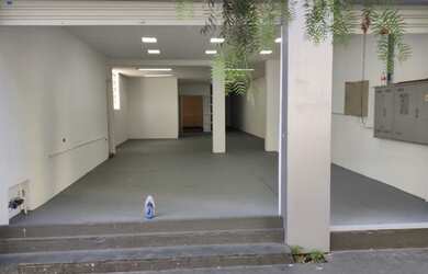 Imagem: O depósito possui 1 Vaga na garagem, 270m² de Área e está