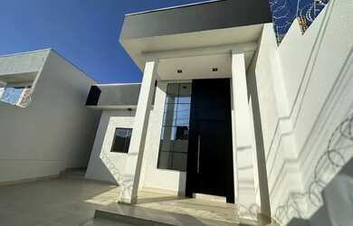 Imagem: A casa possui 3 Dormitórios, 1 Banheiro, 2 Vagas na garagem