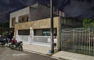 Imagem: A casa possui 3 Dormitórios, 4 Banheiros, 2 Vagas na garagem