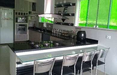 Imagem: A casa possui 3 Dormitórios, 4 Banheiros, 5 Vagas na garagem