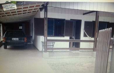 Imagem: A casa possui 4 Dormitórios, 2 Banheiros, 3 Vagas na garagem