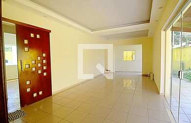 Imagem: A casa possui 3 Dormitórios, 2 Banheiros, 5 Vagas na garagem