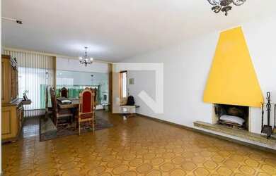 Imagem: A casa possui 4 Dormitórios, 3 Banheiros, 3 Vagas na garagem