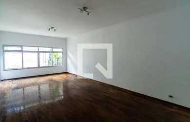 Imagem: A casa possui 3 Dormitórios, 4 Banheiros, 2 Vagas na garagem