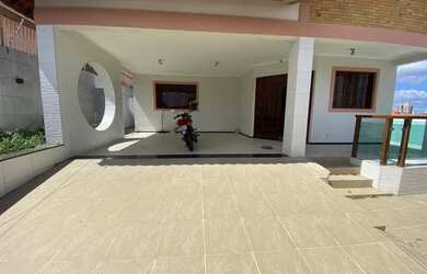 Imagem: A casa possui 4 Dormitórios, 4 Banheiros, 3 Vagas na garagem