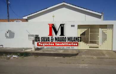 Imagem: A casa possui 3 Dormitórios, 2 Banheiros, 2 Vagas na garagem