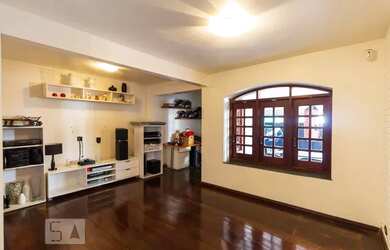 Imagem: A casa possui 4 Dormitórios, 4 Banheiros, 2 Vagas na garagem