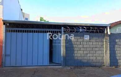 Imagem: A casa possui 3 Dormitórios, 2 Banheiros, 3 Vagas na garagem