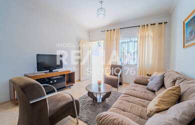 Imagem: A casa possui 3 Dormitórios, 1 Banheiro, 1 Vaga na garagem