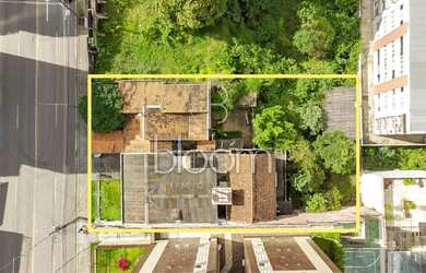 Imagem: O terreno possui 990m² de Área e está localizado em Bigorrilho