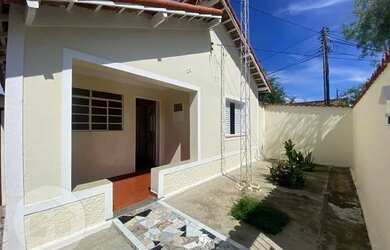 Imagem: A casa possui 3 Dormitórios, 2 Banheiros, 5 Vagas na garagem