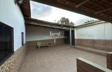 Imagem: A casa possui 3 Dormitórios, 2 Banheiros, 3 Vagas na garagem