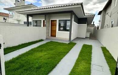 Imagem: A casa possui 3 Dormitórios, 2 Banheiros, 1 Vaga na garagem