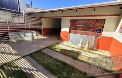 Imagem: A casa possui 4 Dormitórios, 1 Banheiro, 3 Vagas na garagem