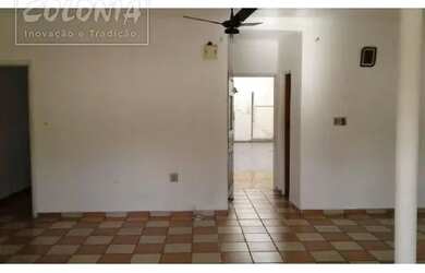 Imagem: A casa possui 4 Dormitórios, 3 Banheiros, 2 Vagas na garagem