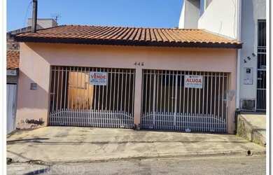 Imagem: A casa possui 3 Dormitórios, 2 Banheiros, 2 Vagas na garagem