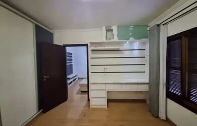 Imagem: A casa possui 4 Dormitórios, 2 Banheiros, 3 Vagas na garagem