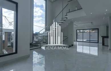 Imagem: A casa em condomínio possui 3 Dormitórios, 4 Banheiros, 2