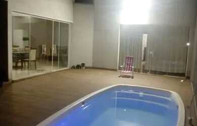 Imagem: A casa possui 3 Dormitórios, 2 Banheiros, 2 Vagas na garagem