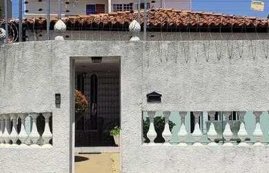 Imagem: A casa possui 4 Dormitórios, 3 Banheiros, 3 Vagas na garagem