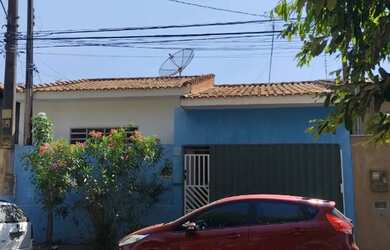 Imagem: A casa possui 3 Dormitórios, 2 Banheiros, 1 Vaga na garagem