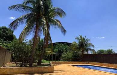 Imagem: A casa possui 4 Dormitórios, 5 Banheiros, 4 Vagas na garagem