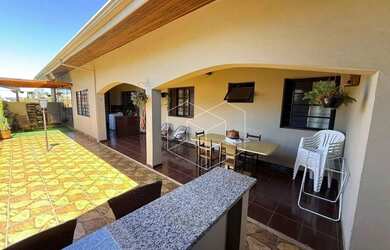 Imagem: A casa possui 4 Dormitórios, 2 Banheiros, 4 Vagas na garagem