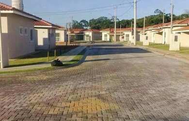 Imagem: A casa possui 2 Dormitórios, 2 Banheiros, 2 Vagas na garagem