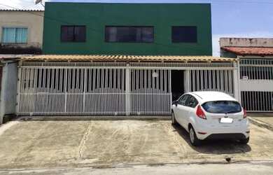 Imagem: A casa possui 4 Dormitórios, 2 Banheiros, 1 Vaga na garagem