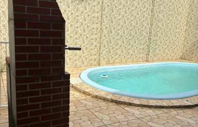 Imagem: A casa possui 3 Dormitórios, Acomodam 15 pessoas, 4 Vagas na