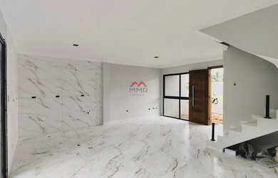 Imagem: A casa em condomínio possui 3 Dormitórios, 1 Banheiro, 2 Vagas