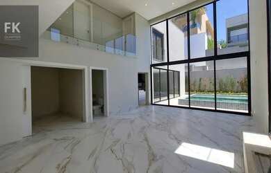 Imagem: A casa em condomínio possui 4 Dormitórios, 5 Banheiros, 380m²