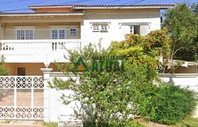 Imagem: A casa possui 4 Dormitórios, 4 Banheiros, 5 Vagas na garagem