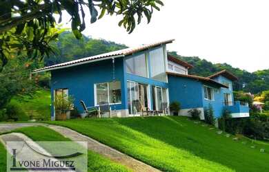 Imagem: A casa possui 3 Dormitórios, 3 Banheiros e 262m² de Área