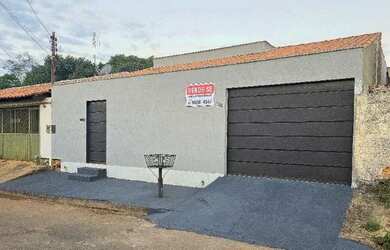 Imagem: A casa possui 2 Dormitórios, 1 Banheiro, 2 Vagas na garagem