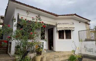 Imagem: A casa possui 3 Dormitórios, 2 Banheiros, 1 Vaga na garagem