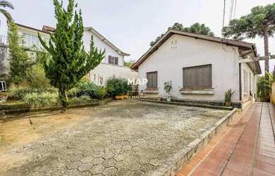 Imagem: A casa possui 3 Dormitórios, 2 Banheiros, 4 Vagas na garagem