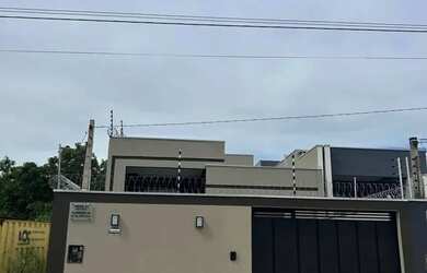 Imagem: A casa possui 3 Dormitórios, 2 Banheiros, 2 Vagas na garagem