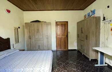 Imagem: A casa possui 4 Dormitórios, 3 Banheiros, 1 Vaga na garagem