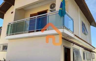 Imagem: A casa possui 2 Dormitórios, 1 Banheiro, 2 Vagas na garagem