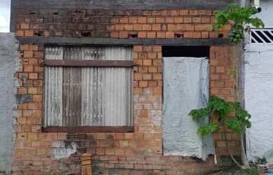 Imagem: A casa possui 2 Dormitórios, 1 Banheiro, 1 Vaga na garagem